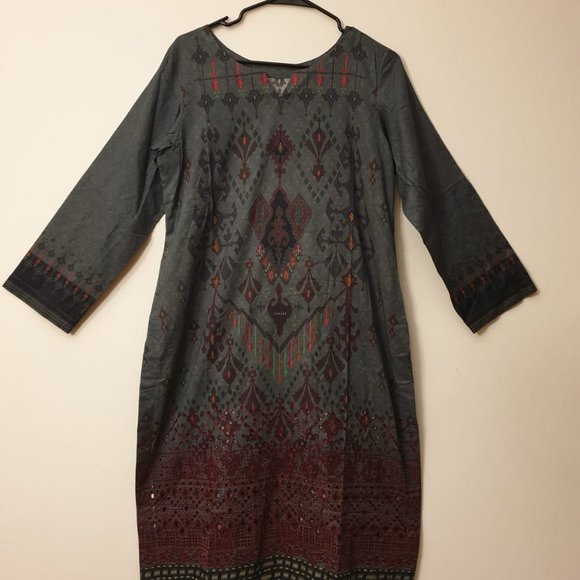 Three Piece Lawn Suit Embroidered - Picture 9 of 10